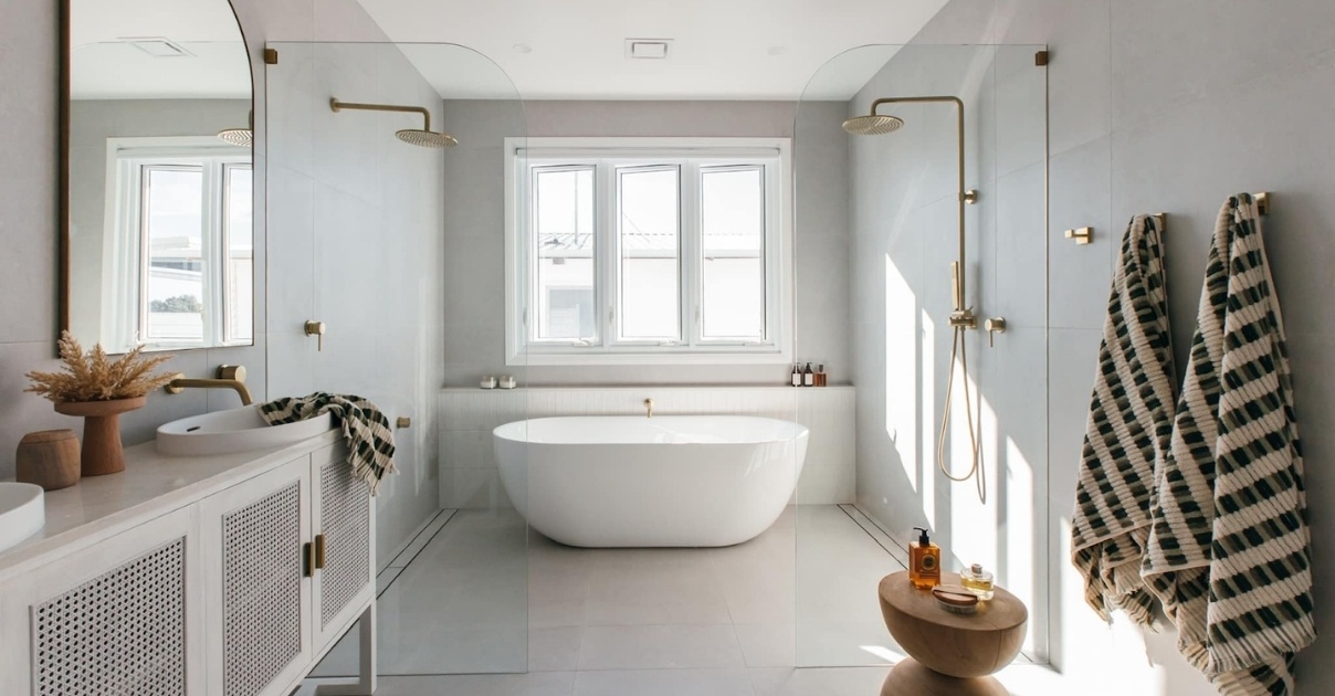 Cửa nhà vệ sinh đối diện cầu thang