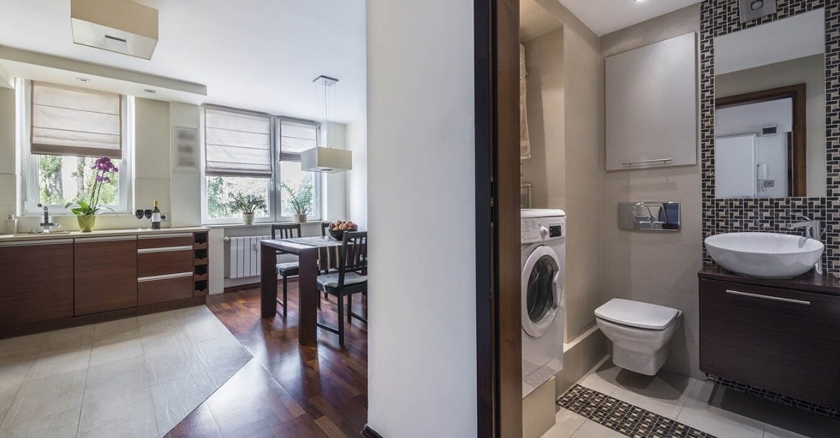 Cửa nhà vệ sinh đối diện cầu thang