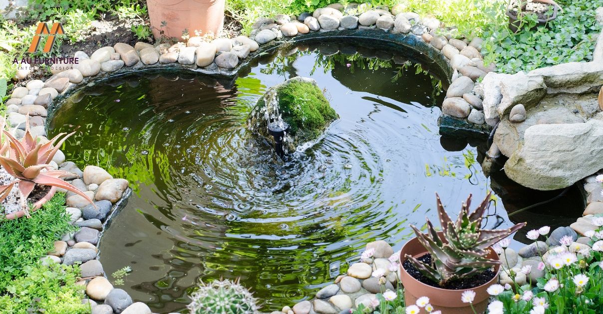 Xây bể cá trước cửa nhà
